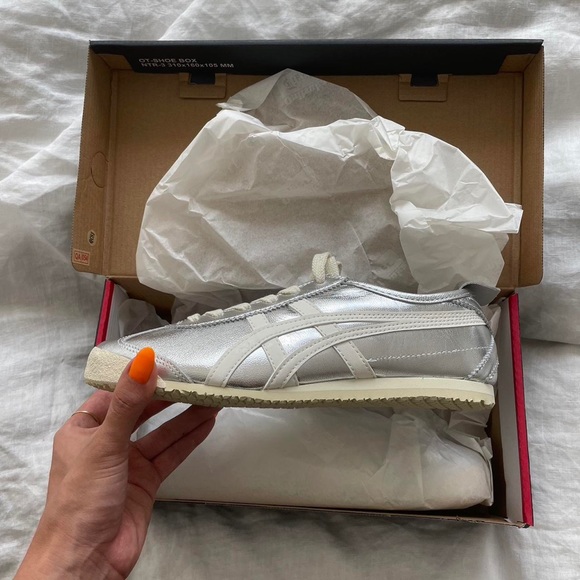 NWB Silver Onitsuka Tigers - Picture 4 of 4